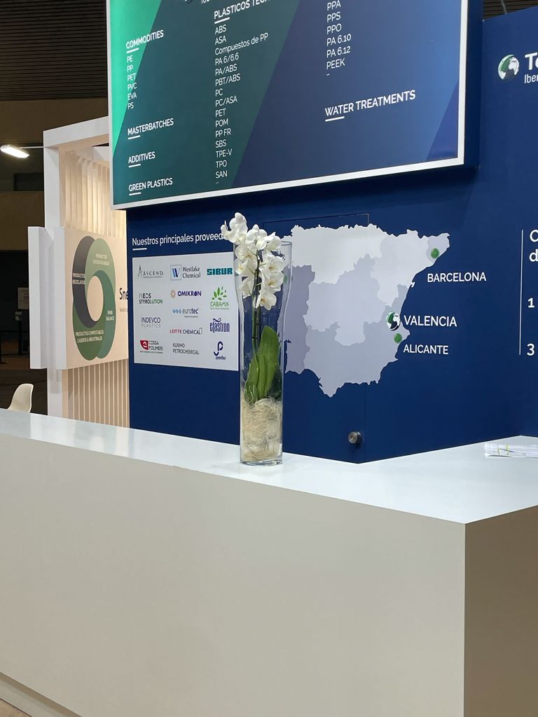 Arc et Typ réalise le stand SNETOR sur le salon EQUIPLAST à Barcelone.